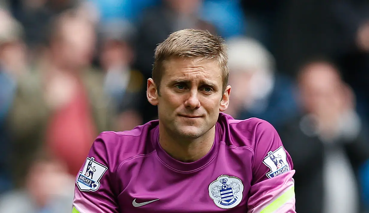 Penjaga Gawang QPR, Robert Green terlihat sedih usai timnya dikalahkan Manchester City saat Laga Liga Premier Inggris di Etihad Stadium, Minggu (10/5/2015). Manchester City menang 6-0 atas QPR. (Reuters/Andrew Yates)