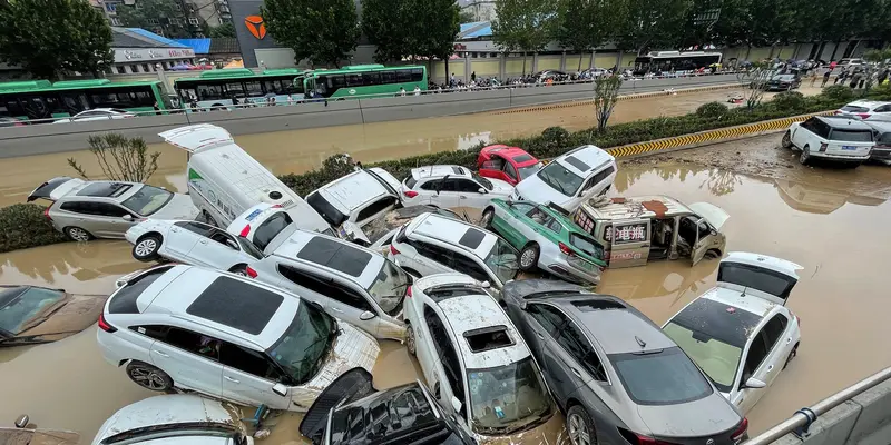 Penampakan Mobil-Mobil  Bertumpuk Akibat Banjir di Henan