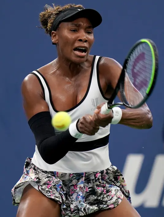 Petenis Amerika Serikat, Venus Williams mengembalikan bola ke arah Elina Svitolina dari Ukraina pada babak kedua AS Terbuka 2019 di Louis Amstrong Stadium, Rabu (28/8/2019). Venus Williams harus angkat koper lebih awal usai tumbang dua set 4-6, 4-6 dalam tempo satu jam 51 menit. (AP/Michael Owens)