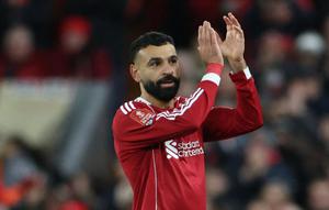Striker Liverpool, Mohamed Salah, mengapresiasi pendukung The Reds di Anfield setelah timnya meraih kemenangan telak 3-0 atas Brighton di putaran keempat Piala FA 2025/2026, Minggu (15/2/2026) dini hari WIB. (Darren Staples / AFP)