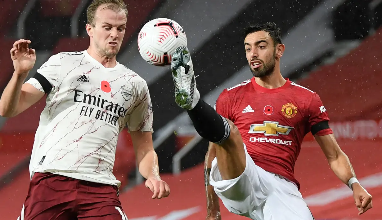 Bruno Fernandes (kanan) menjadi pemain dengan koleksi umpan kunci terbanyak di Lingga Inggris hingga pekan ini. Ia tercatat telah melesatkan key pass sebanyak 38 kali. Meskipun begitu, Manchester United saat ini sedang dalam performa kurang baik. (AFP/Shaun Botterill)
