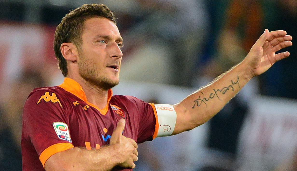 Francesco Totti (AS Roma) - Totti merupakan salah satu pemain bintang yang paling setia bermain di satu klub. Totti menghabiskan kariernya bersama AS Roma dari tahun 1992-2017 tanpa pernah berpindah klub. (AFP/Gabriel Bouys)