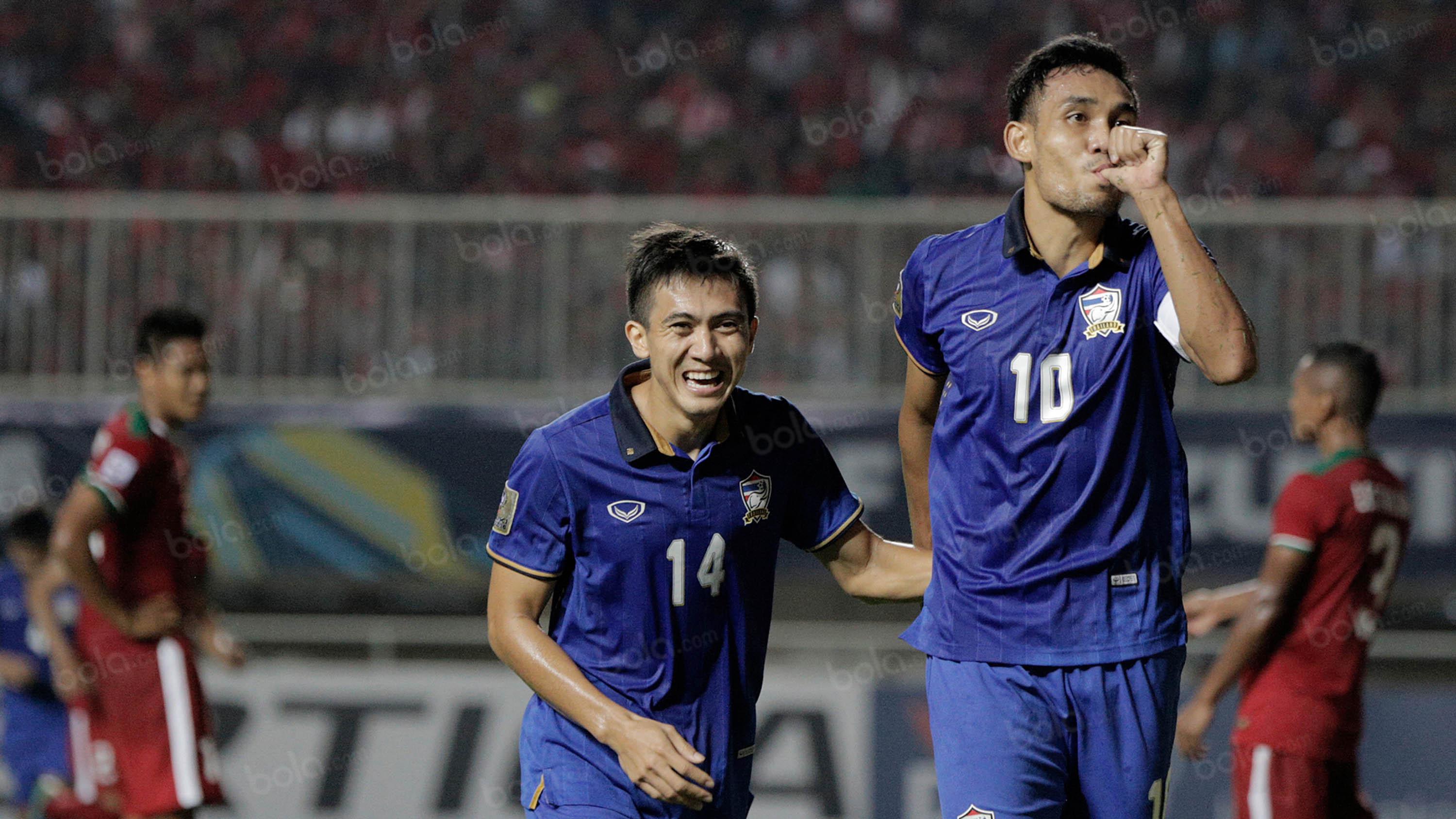 Striker Thailand, Teerasil Dangda, merayakan gol yang dicetaknya ke gawang Timnas Indonesia pada laga final leg pertama Piala AFF 2016 di Stadion Pakansari, Jawa Barat, Rabu (14/12/2016). Indonesia menang 2-1 atas Thailand. (Bola.com/Peksi Cahyo)