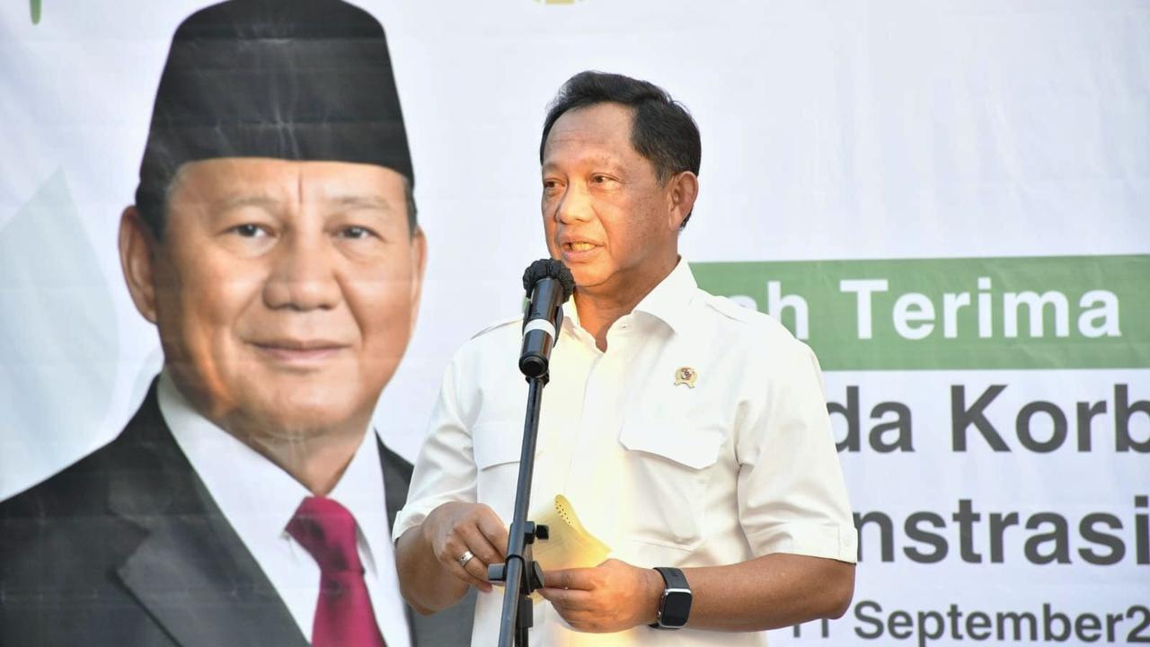 Mendagri Muhammad Tito Karnavian menyerahkan bantuan rumah subsidi gratis