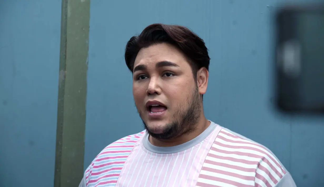 "Bajunya bernuansa biru dengan detil yang luar biasa, mengerjakannya 4 bulan, ada kristal, bordir, payet. Jadi memang baju itu kaya akan detil," jelasnya. (Nurwahyunan/Bintang.com)