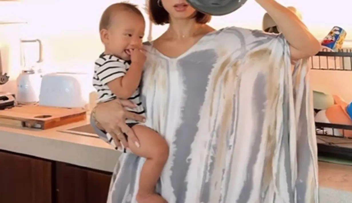 Tak main-main, gaya Jennifer Bachdim tetap slay, walaupun di beberapa foto yang ditunjukkannya, ia mengenakan daster. [Foto: Instagram/jenniferbachdim]