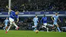 Penyerang Everton, Richarlison menendang bola saat bertanding melawan Manchester City pada pertandingan lanjutan Liga Inggris di Goodison Park di Liverpool, Inggris, Minggu (27/2/2022). Man City menang tipis atas Everton 1-0. (AP Photo/Jon Super)