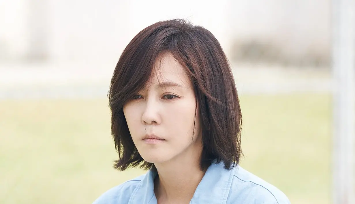 Kim Nam Joo bertransformasi menjadi Eun Soo Hyun yang mengenakan seragam penjara lusuh di penjara yang suram. Ekspresi wajahnya yang kosong menyiratkan kehampaan setelah kehilangan keluarga tercintanya. Dia juga merasa bersalah karena menghilangkan nyawa orang lain. (Foto: Instagram/ mbcdrama_now)