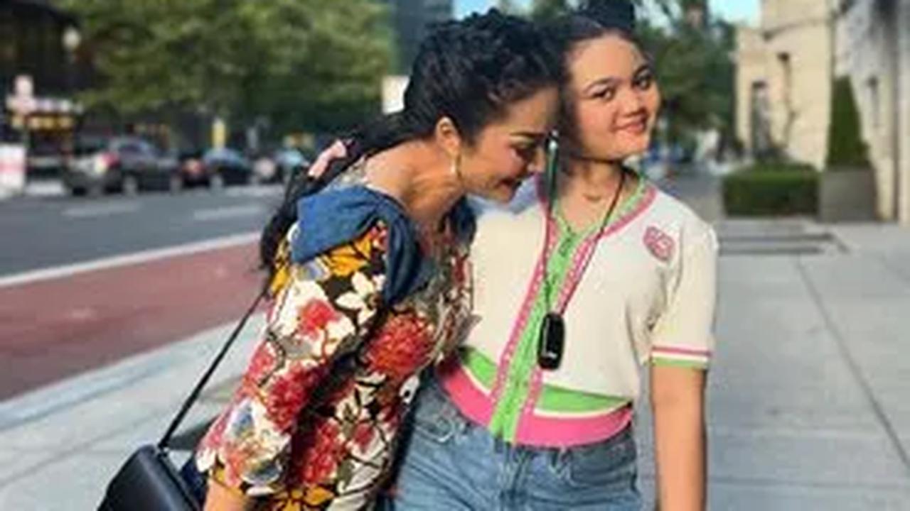 Aurel menambahkan Amora memang tak banyak bicara. Namun kali ini ia berani mengungkapkan isi hatinya. Selain itu, anak Raul Lemos ini juga mengucapkan rasa cintanya ke Aurel.