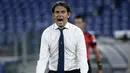 Pelatih Lazio, Simone Inzaghi, memberikan arahan kepada pemainnya saat menghadapi Cagliari pada laga lanjutan Serie A pekan ke-35 di Stadio Olimpico, Jumat (24/7/2020) dini hari WIB. Lazio menang 2-1 atas Cagliari. (AFP/Filippo Monteforte)