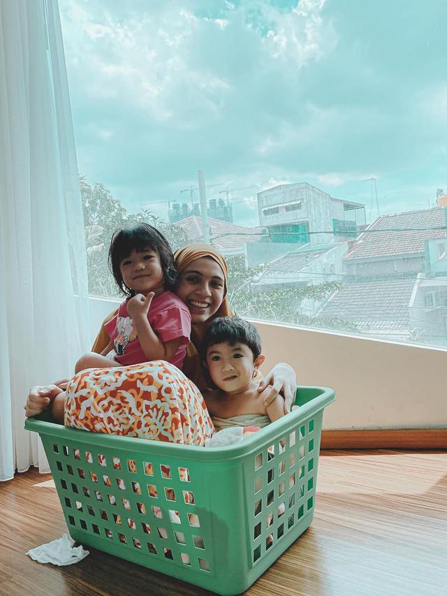 Tetap Cantik , Ini 5 Potret Nycta Gina Saat Berpakaian Sederhana