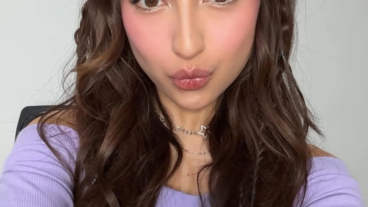 Biasa Tampil ala Latina Girl, Potret Jennifer Coppen Dipulas Korean Makeup ala Idol Korea