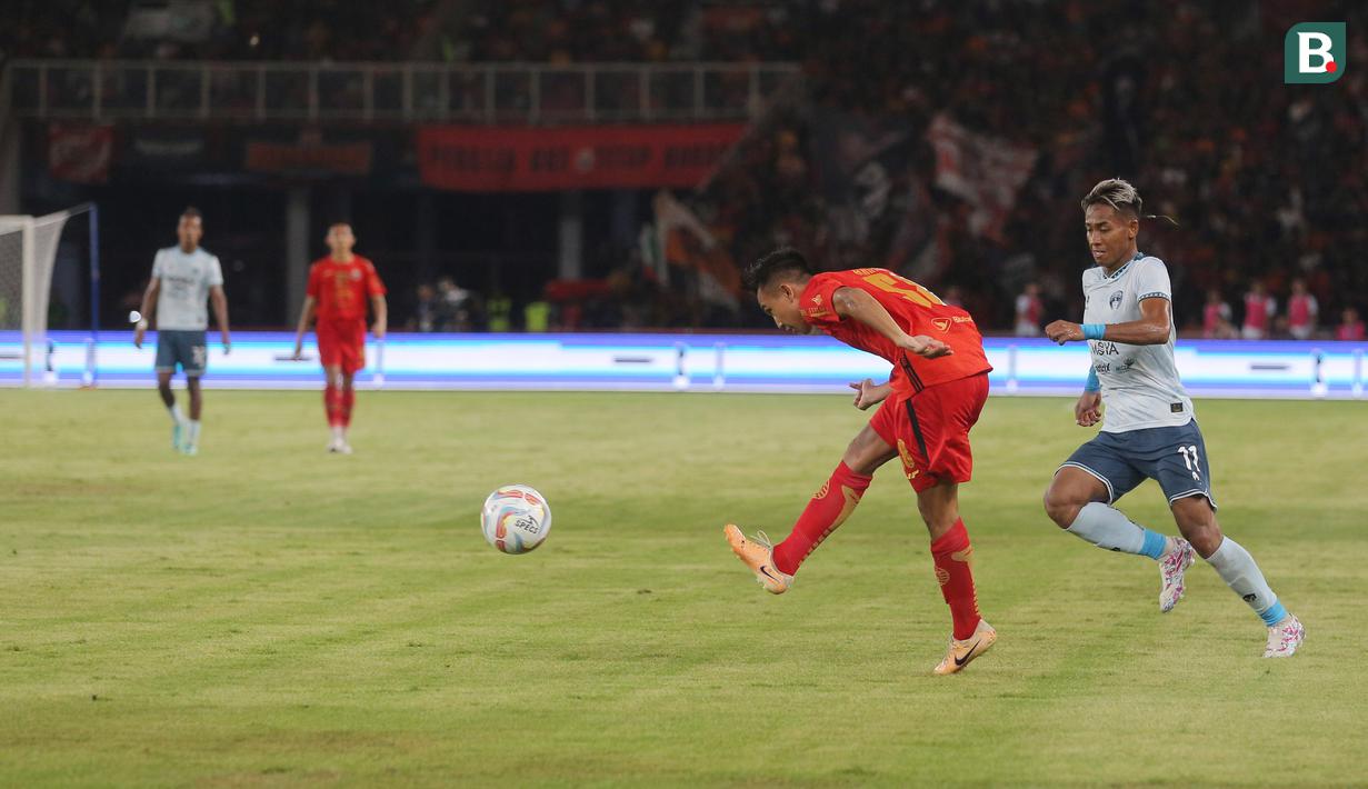 Pemain Persija Jakarta, Rayhan Hannan, memberikan umpan kepada rekannya saat melawan Persita Tangerang pada laga pekan ke-21 BRI Liga 1 di Stadion Utama Gelora Bung Karno (SUGBK), Jakarta Pusat, Minggu (3/12/2023). (Bola.com/M Iqbal Ichsan)