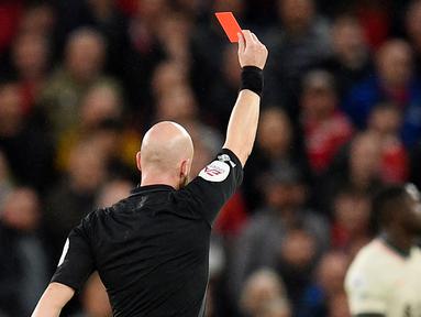 Paul Pogba - Bintang Timnas Prancis ini diusir wasit karena ulahnya yang melakukan tekel berbahaya terhadap Naby Keita. (AFP/Oli Scarff)