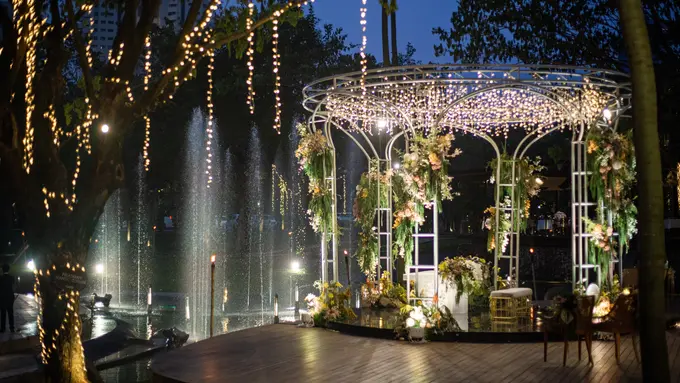 Gambaran Pernikahan Nusantara dengan Nuansa Alam Asri di Hutan Kota by Plataran