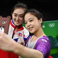 Di Olimpiade Rio, pesenam Korea Selatan dan Utara selfie bareng. Padahal selama ini pemerintah kedua negara tersebut terkenal tak akur. (Foto: Dylan Martinez | Via: boredpanda.com)