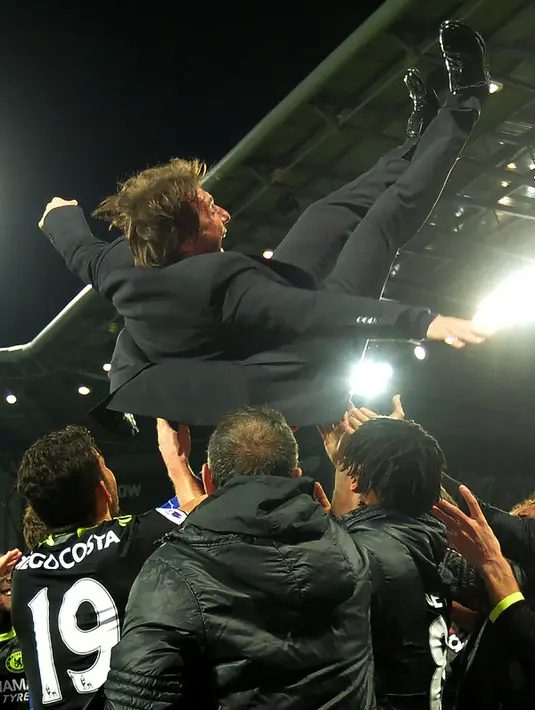 Pelatih Chelsea asal Italia, Antonio Conte saat merayakan kemenangan timya usai menghalahkan West Bromwich Albion di Liga Inggris di Hawthorns (12/5). Conte dengan Chelseanya  berhasil meraih juara Liga Inggris 2016/2017. (AFP Photo/Anthony Devlin)