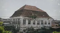 Sebuah bangunan gedung tua di kawasan Darmo Surabaya berusia ratusan tahun. Foto (istimewa)