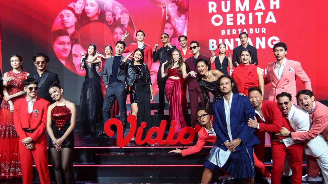 Sejumlah artis dalam 7 series bertabur bintang yang siap tayang di Vidio berfoto bersama saat  konferensi pers Vidio Original Series 2024  Bertemakan Rumah Cerita Bertabur Bintang di Jakarta, Kamis (29/2/2024). Foto: Liputan6.com / Angga Yuniar