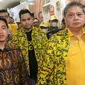 Ketua Umum Partai Golkar Airlangga Hartarto (kiri) didampingi  Wali Kota Solo Gibran Rakabuming Raka menghadiri Rapimnas II Partai Golkar di Kantor DPP Partai Golkar, Jakarta, Sabtu (21/10/2023). (Liputan6.com/Angga Yuniar)