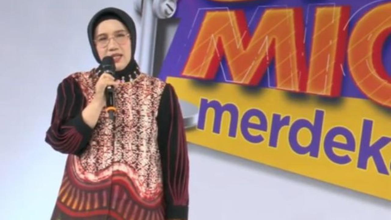 Yulia kemudian menceritakan momen ketika dia diminta menemani tamu dari Jakarta yang ingin melihat Buaya 'Riska' ketika sempat mogok makan.