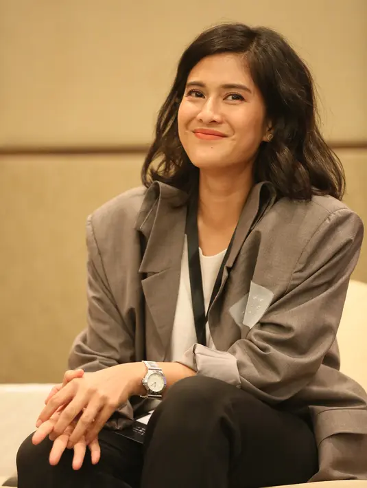 Dian Sastrowardoyo acara IDEAFest 2019. (Adrian Putra/Fimela.com)