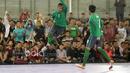 Pemain Timnas Futsal Indonesia, Jaelani (kiri) merayakan golnya ke gawang BJL 2000 pada laga Uji Coba di Lapangan Futsal Tifosi Sport Center, Jakarta, (14/1/2017). Timnas menang 7-5. (Bola.com/Nicklas Hanoatubun)