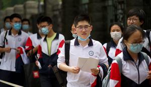 Para siswa memasuki sekolah untuk mengikuti Ujian Masuk Perguruan Tinggi Nasional (NCEE) hari pertama yang dikenal sebagai “Gaokao” di Beijing (7/6/2021).  (AFP/Wang Zhao)