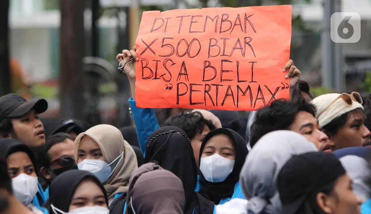 Mahasiswa dari berbagai universitas melakukan aksi unjuk rasa di kawasan Patung Kuda, Jakarta, Senin (4/11/2022). Mereka menyampaikan tuntutannya terkait kenaikan minyak goreng dan bahan bakar minyak (BBM). (Liputan6.com/Herman Zakharia)