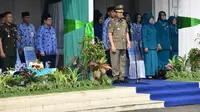 Wali Kota Malang, M Anton saat memimpin upacara di halaman Balai Kota Malang, Jawa Timur (Liputan6.com)