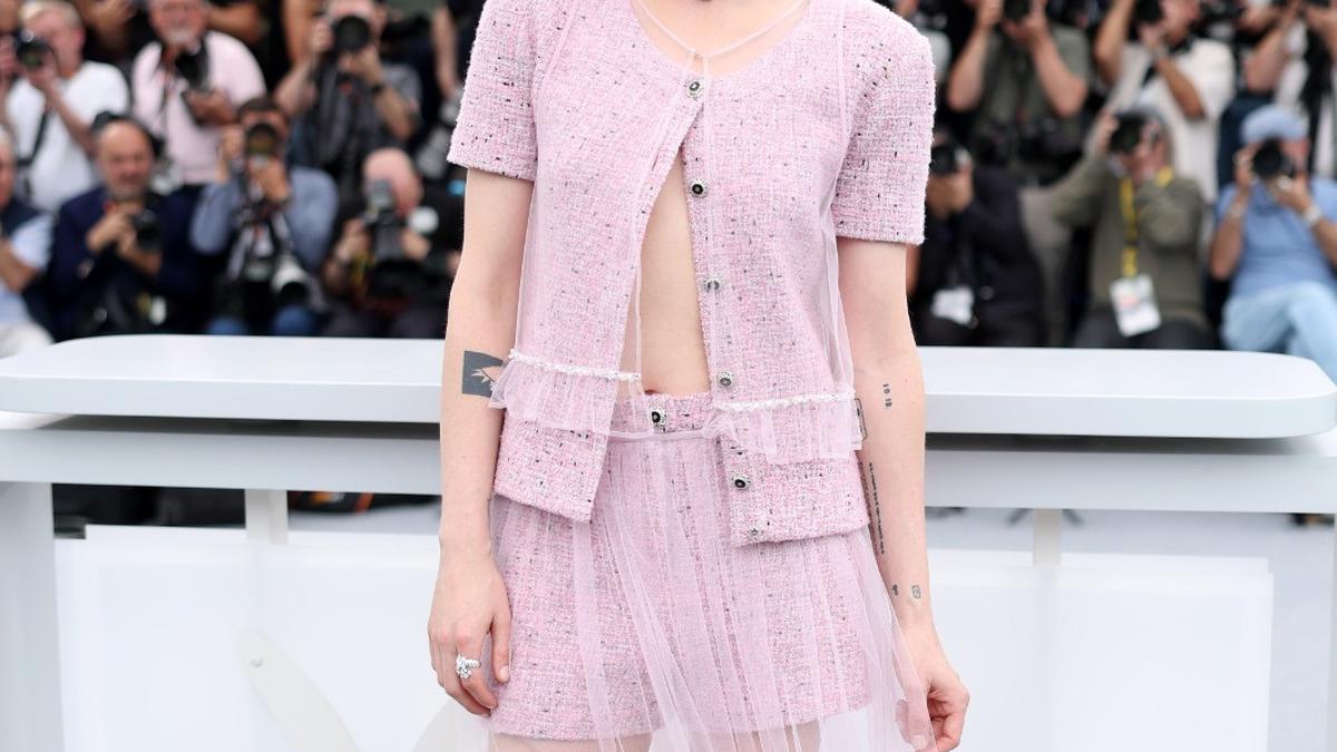 Bak Barbie Chanel, Kristen Stewart Tampil Berani dan Feminin di Photocall “Chronology of Water” Cannes 2025