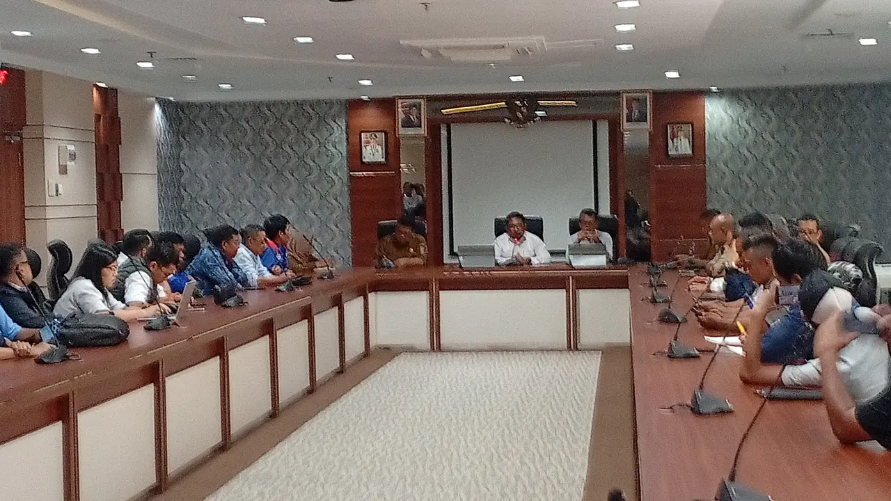 Pertemuan buruh dengan sejumlah unsur membahas persoalan Gimli