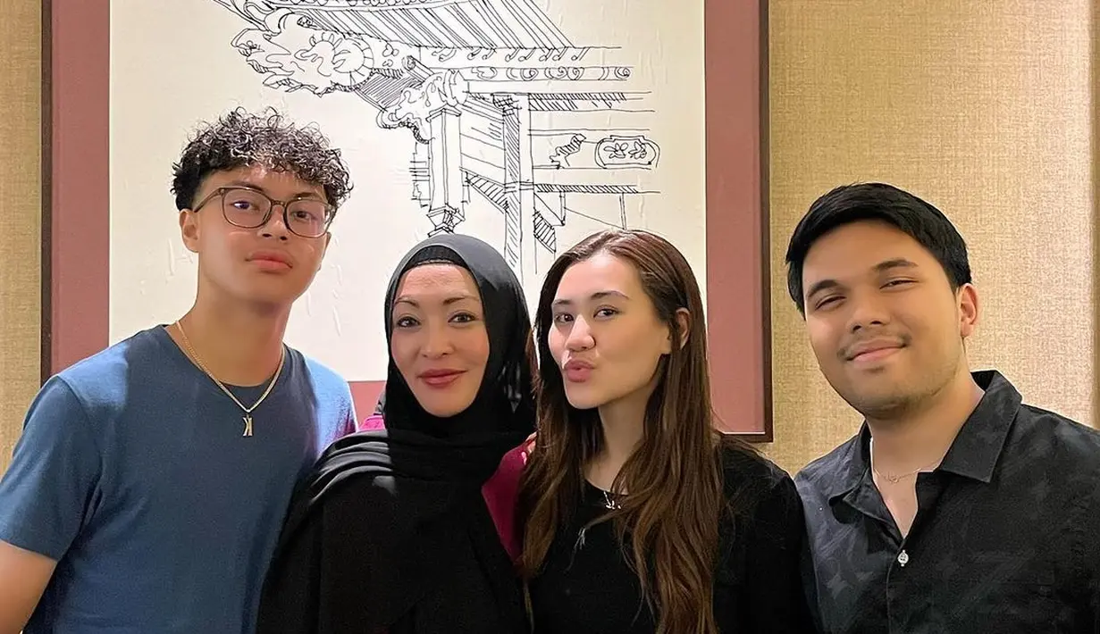Aaliyah Massaid memperkenalkan Thariq tak hanya kepada sang ibu, tapi juga kepada adik tirinya, Keanu Massaid. [Foto: Instagram/
angelinasondakh09]