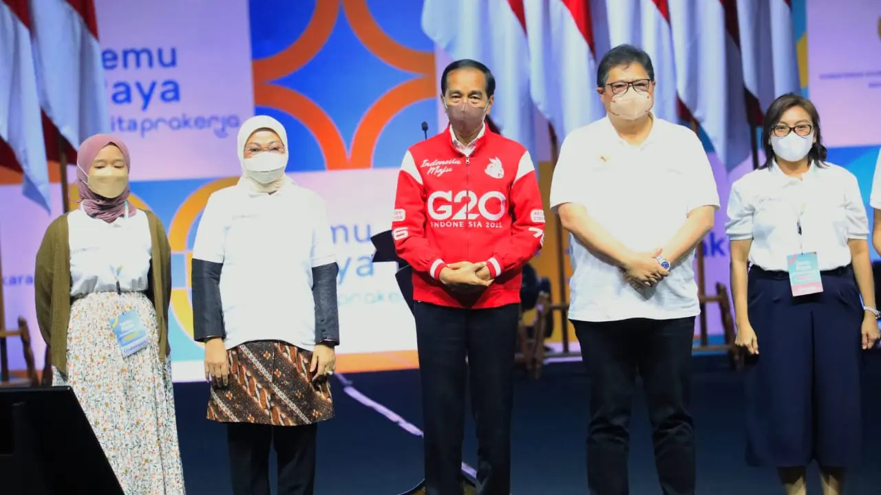 Menaker Ida mendampingi Presiden Joko Widodo, beserta sejumlah Menteri Kabinet Indonesia Maju, menghadiri acara Temu Raya Alumni Program Kartu Prakerja (Istimewa)