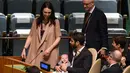 Perdana Menteri Selandia Baru, Jacinda Ardern menghampiri suaminya, Clarke Gayford yang sedang menggendong sang putri, Neve Te Aroha Ardern Gayford saat menghadiri Nelson Mandela Peace Summit di markas PBB, New York, Senin (24/9). (AFP/Don EMMERT)