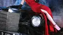Cinta juga ikut meniru gaya karakter film Cruella yang diperankan Emma Stone. Dia tampil seksi dalam gaun merah karya desainer Renzi Lazuardi yang dipadukan dengan high heels hitam dan wig hitam putih khas Cruella. (FOTO: Instagram/claurakiehl).