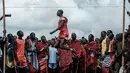 Pria suku Masaai melompat untuk mencapai tali selama mengikuti Olimpiade Maasai 2018 di Kimana, Kenya (15/12). Olimpiade ini inisiatif dari kelompok konservasi internasional yang dipimpin oleh Born Free. (AFP Photo/Yasuyoshi Chiba)