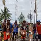 Para pengukir dari Suku Asmat, Papua. (Liputan6.com/Loop/John Ohoiwirin)