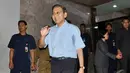 Boediono datang mengenakan kemeja berwarna biru langit. Saat datang iapun disambut hangat, Jakarta, Rabu (27/8/2014) (Liputan6.com/Miftahul Hayat)