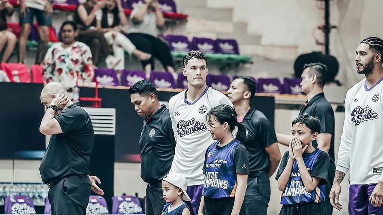 7 Potret Rayyanza Ikut Turun ke Lapangan IBL, Boss Cilik Rans Simba Bikin Gemas - Aura Sultannya Kenceng Banget