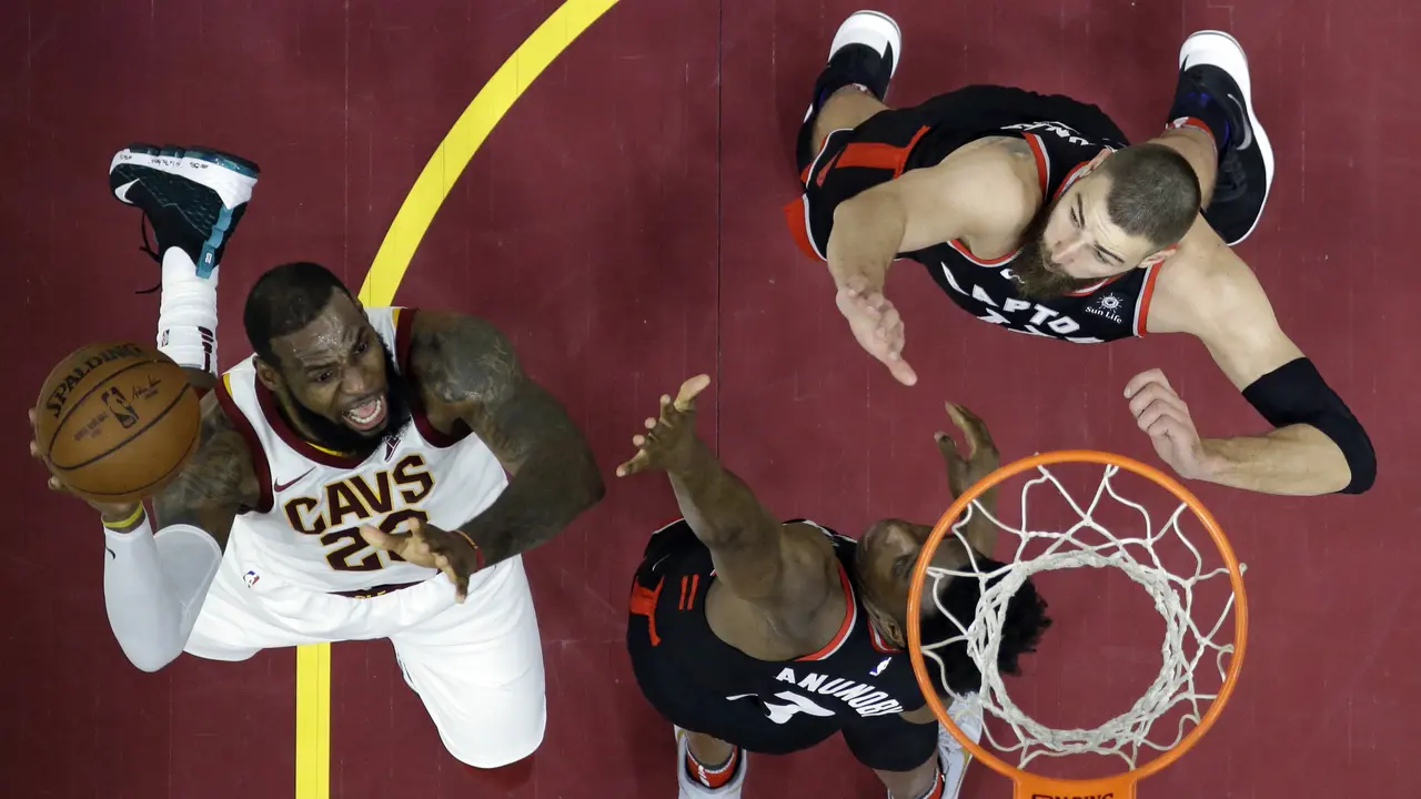 Aksi LeBron James saat Cavaliers kalahkan Raptors