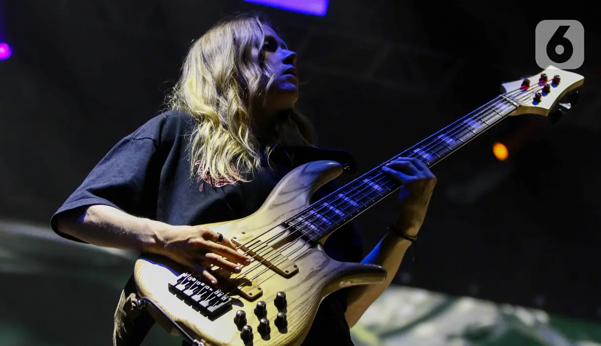 Sebelumnya, grup band yang dikenal lewat lagu "Wish You Were Here" dan "Pardon Me" pernah menggelar konser di Jakarta pada 2008, 2011 dan 2018 lalu. (Liputan6.com/Herman Zakharia)