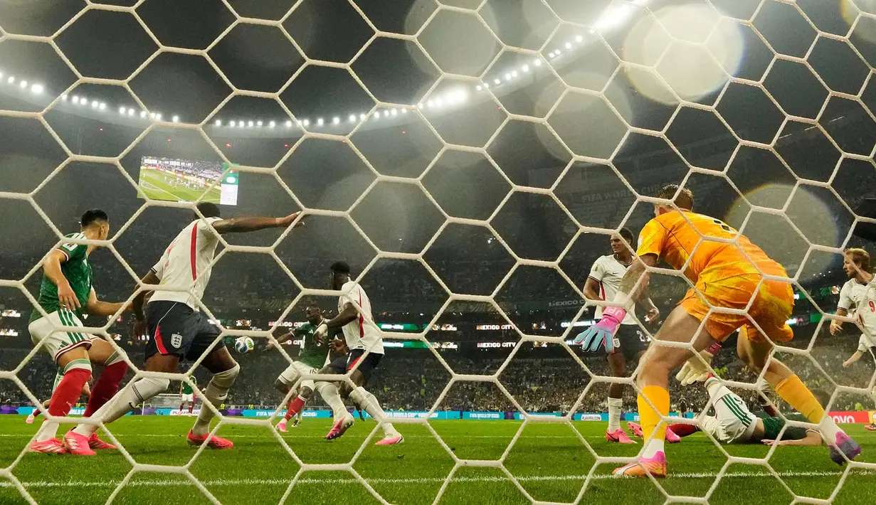 Pemain Meksiko Julian Quinones (mencetak gol pertama timnya selama pertandingan sepak bola babak 16 besar Piala Dunia antara Meksiko dan Inggris di Mexico City, Minggu, 5 Juli 2026. (AP Photo/Ricardo Mazalan)