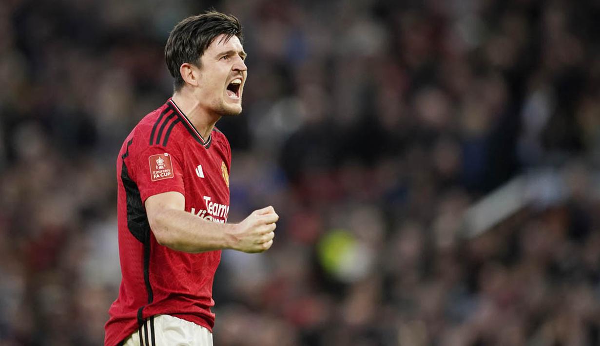 Pemain Manchester United, Harry Maguire, merayakan kemenangan atas Liverpool pada babak perempat final Piala FA 2023/2024 di Old Trafford, Minggu (17/03/2024). (AP Photo/Dave Thompson)