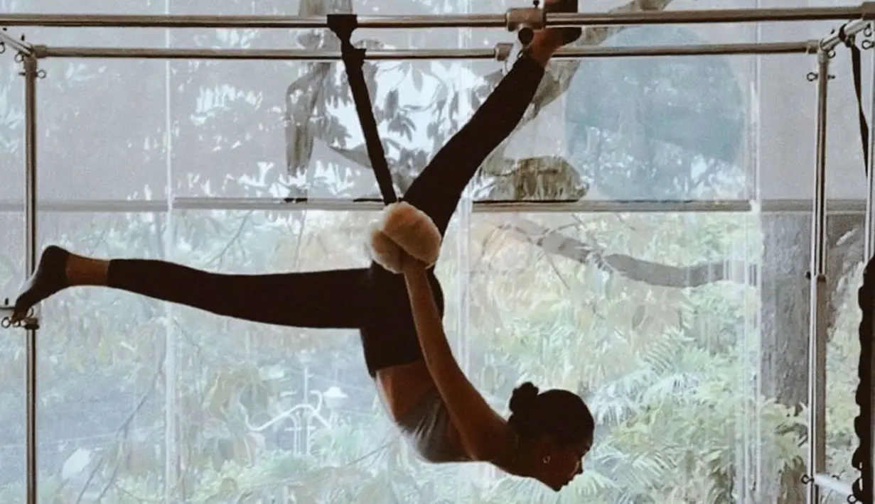 Dari sekian banyak olahraga yang dilakukannya, pilates menjadi salah satu rutinitas favoritnya. Ditemui dalam akun Instagramnya, berbagai pose menawan wanita 24 tahun ini saat melakukan pilates. (Liputan6.com/IG/@alyssadaguise)