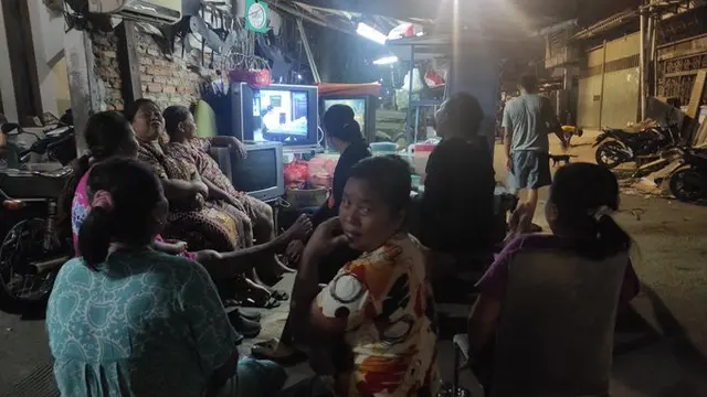 6 Potret Emak-Emak Nonton Bareng Sinetron Ini Heboh Banget