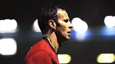 Ryan Giggs ketika memperkuat Manchester United menghadapi Portsmouth pada partai Lipa Premier di Fratton Park, Portsmouth, 28 November 2009. AFP PHOTO/Adrian Dennis