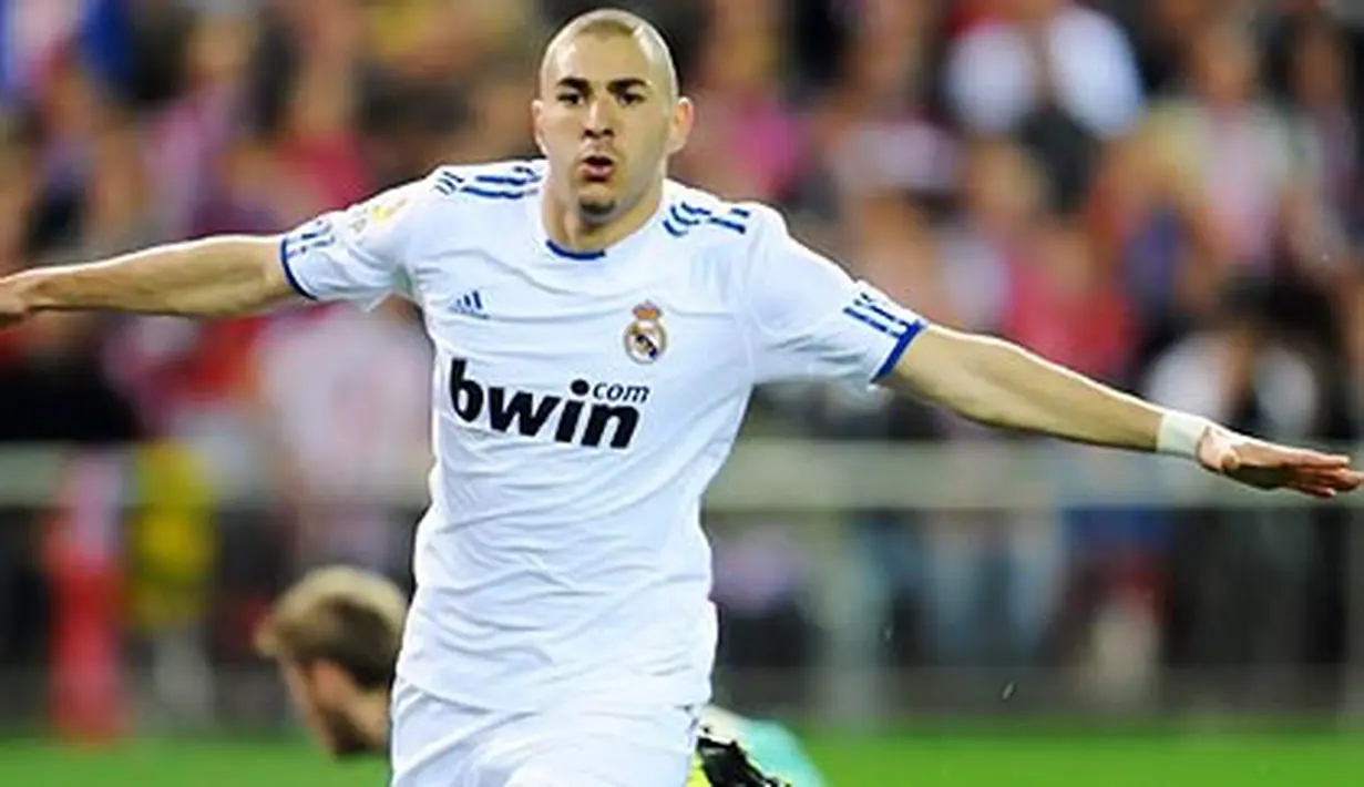 Striker Real Madrid Karim Benzema merayakan gol pembuka kemenangan El Real atas Atletico Madrid 2-1 dalam lanjutan La Liga di Vicente Calderon, 19 Maret 2011. AFP PHOTO/PEDRO ARMESTRE