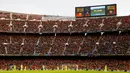 <p>Pemandangan kontras terjadi di Stadion Camp Nou. Tim Barcelona Wanita berhasil pecahkan rekor penonton di Stadion kebanggaan Tim Katalan tersebut. (AP/Joan Monfort)</p>