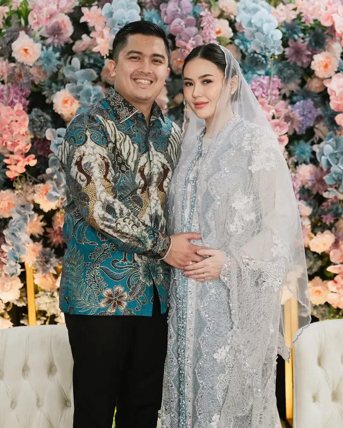 7 Potret Tasyakuran Kehamilan Sarah Gibson, Sempat Dua Kali Keguguran